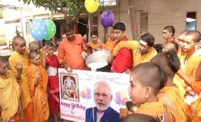 पटना में दिखा प्रधानमंत्री मोदी के जन्मदिन का उत्साह, लोगों ने दूध से किया तस्वीर का अभिषेक