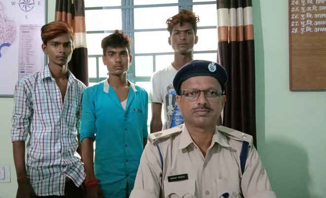 मोतिहारी में नगर परिषद वाहन पार्किंग से तीन युवकों को झपटमारी के संदेह में लोगों ने पकड़ा, गिरफ्तार