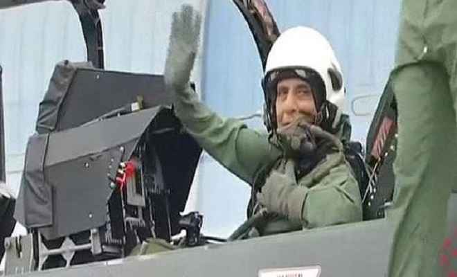 लड़ाकू विमान तेजस में उड़ान भरने वाले पहले रक्षा मंत्री बने राजनाथ सिंह, जाने इसकी खासियत