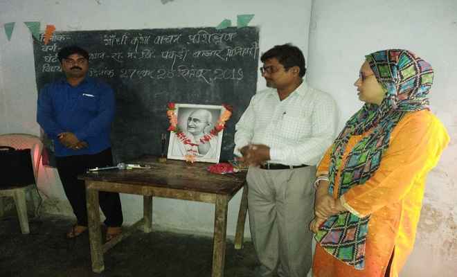 प्रशिक्षण का शुभारंभ गांधी के चित्र पर माल्यार्पण-दीप प्रज्वलित कर किया गया, प्रशिक्षक शिक्षकों ने दिए अपने विचार