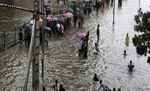 मुंबई में मूसलाधार बारिश से लोकल सेवा गड़बड़ाई, सड़कों पर जलभराव से सड़क मार्ग भी अवरुद्ध