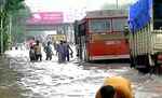 मुंबई का बारिश ने किया हाल बेहाल, तीन ट्रेनें प्रभावित, ठाणे और कोंकण में स्कूल बंद
