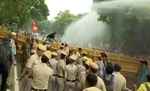 एनआरसी: मुख्यमंत्री केजरीवाल के घर के बाहर बीजेपी का उग्र प्रदर्शन, पुलिस ने छोड़े पानी की बौछार