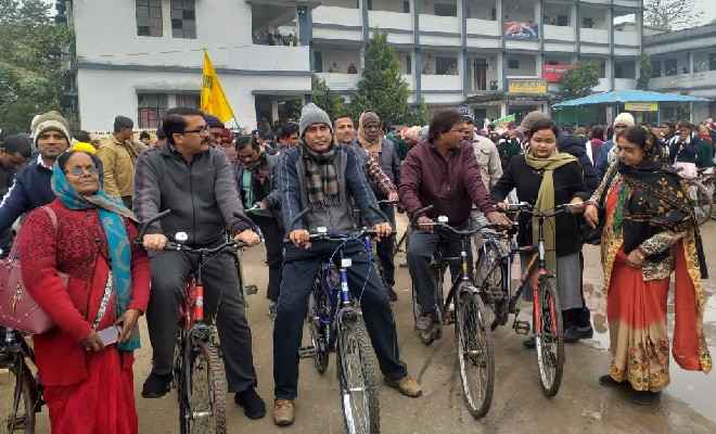 नरकटियागंज में मानव श्रृंखला की सफ़लता को लेकर निकाली साइकिल रैली