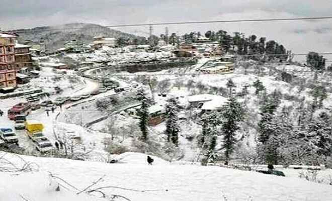 कश्मीर घाटी और जम्मू क्षेत्र के पहाड़ी इलाकों में ताजा बर्फबारी से जनजीवन अस्त-व्यस्त