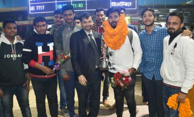 विराट कोहली के हाथों सम्‍मानित होने वाले बिहारी क्रिकेटर अपूर्व आनंद का पटना एयरपोर्ट पर हुआ भव्‍य स्‍वागत