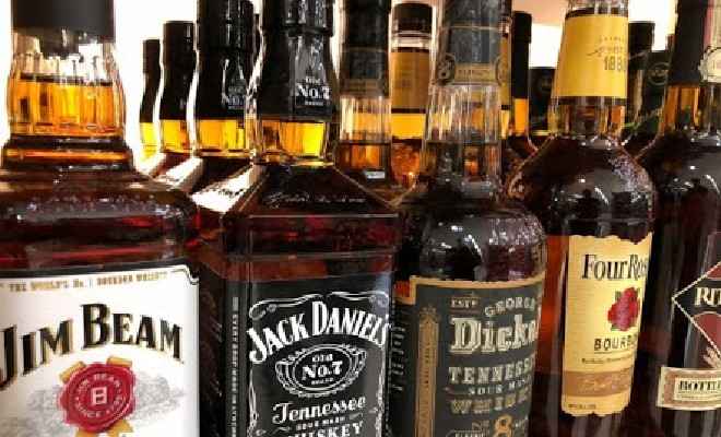 पश्चिम चम्पारण में विदेशी शराब की 72 बोतल समेत एक कारोबारी गिरफ्तार