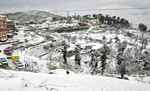 कश्मीर घाटी और जम्मू क्षेत्र के पहाड़ी इलाकों में ताजा बर्फबारी से जनजीवन अस्त-व्यस्त