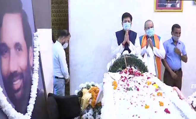 थोड़ी देर में रामविलास पासवान का अंतिम संस्कार, मुख्यमंत्री नीतीश कुमार, राज्य के कई मंत्री और तेजस्वी यादव भी घाट पर मौजूद