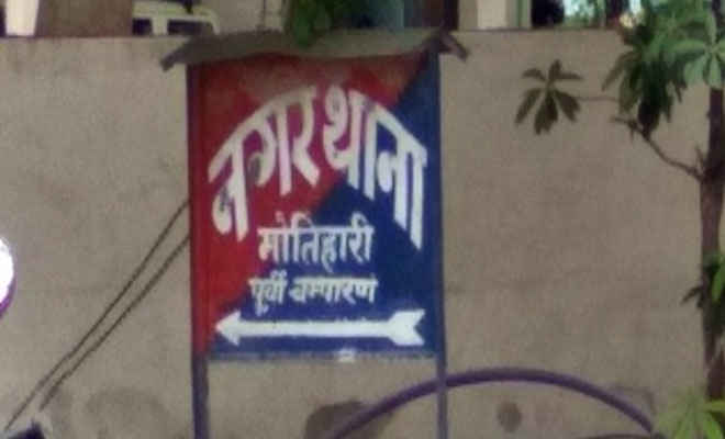 मोतिहारी में बलुआ सब्जी मंडी व अगरवा मुहल्ले में रेडकर चुलाई, अंग्रेजी व नेपाली शराब बरामद, 5 गिरफ्तार