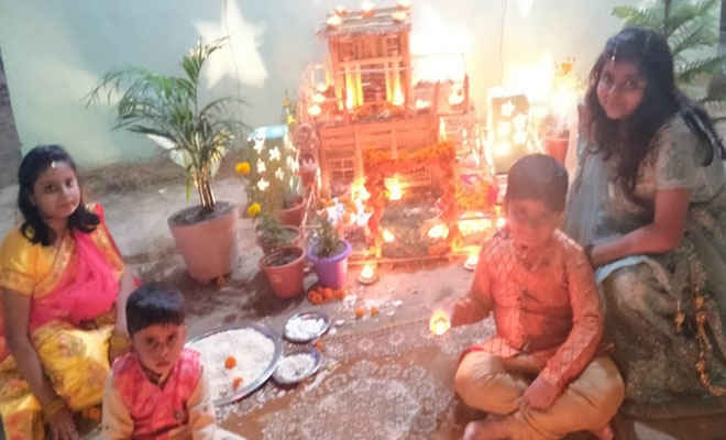 पारंपरिक वेशभूषा में व रंगोली बनाकर मनी दीपावली, घरौंदे के साथ खेलते दिखे बच्चे