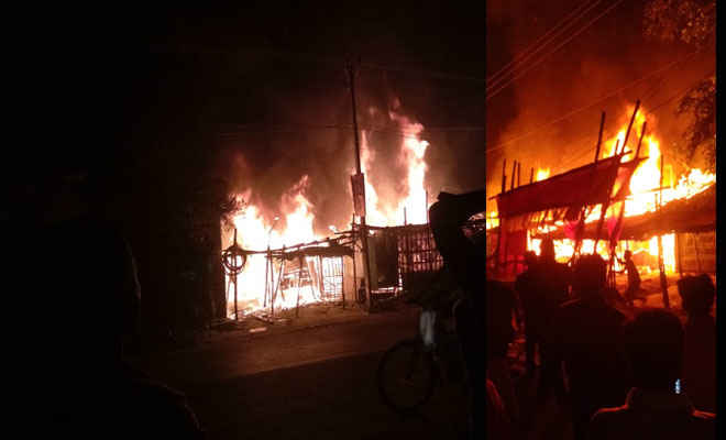मोतिहारी के बलुआ स्थित टेंट इंडिया में भीषण आग, लाखों की संपत्ति जली, तीन अग्निशामकों से आग हुई ढंडी