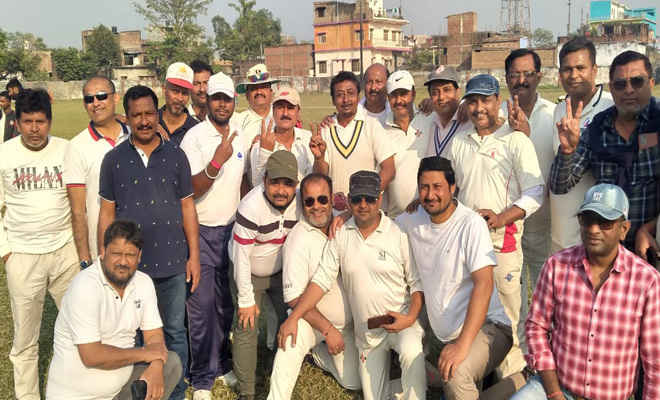 महापर्व छठ की समाप्ति के बाद जमा हुए जिले के वरिष्ठ क्रिकेट खिलाड़ी, हुआ फैंसी क्रिकेट मैच का आयोजन