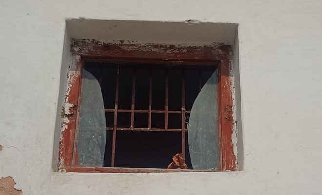 मोतिहारी सदर अस्पताल कैदी वार्ड में भर्ती वाहन लूटकांड का आरोपी खिड़की तोड़ हुआ फरार, एक हवलदार व चार पुलिसकर्मी निलंबित