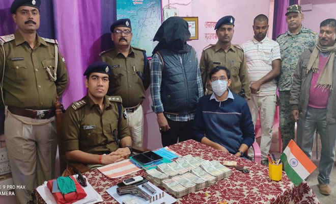 मोतिहारी के रामगढ़वा में कार से 11. 53 लाख रुपये व पिस्टल-कारतूस जब्त, बेतिया का युवक गिरफ्तार