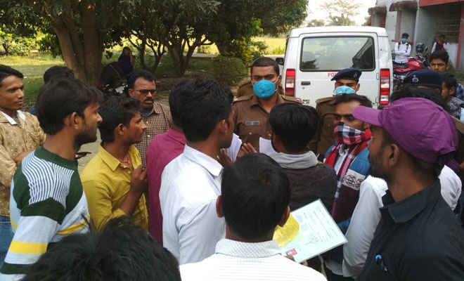 एडमिट कार्ड नहीं मिलने से नाराज छात्रों ने किया हंगामा, मोतिहारी के चकिया में एनएच 28 को किया जाम, लगाए प्रभारी प्रचार्य व बीआरए बीयू अधिकारियों के विरूद्ध नारे