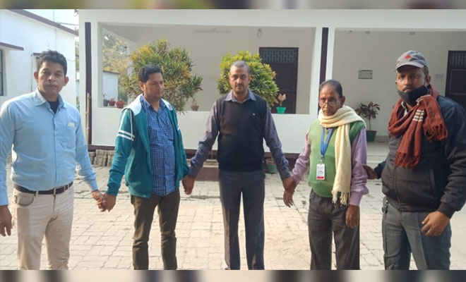 निगरानी की टीम ने मोतिहारी डीटीओ कार्यालय से डेटा ऑपरेटर व प्रधान सहायक को किया गिरफ्तार, टीम ने कहा- 39 हजार रुपए लेते रंगे हाथ दबोचा गया