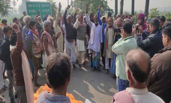 समस्तीपुर : पॉल्ट्री फार्म संचालक की हत्या के विरोध में सड़क जाम