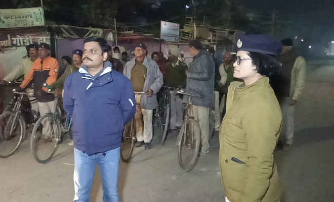 पुलिस गश्ती का जायजा लेने ढंड रात में मोतिहारी की सडकों पर निकले एसपी, की होटलों की पड़ताल, घुमनेवाले लोगों को भी चेताया