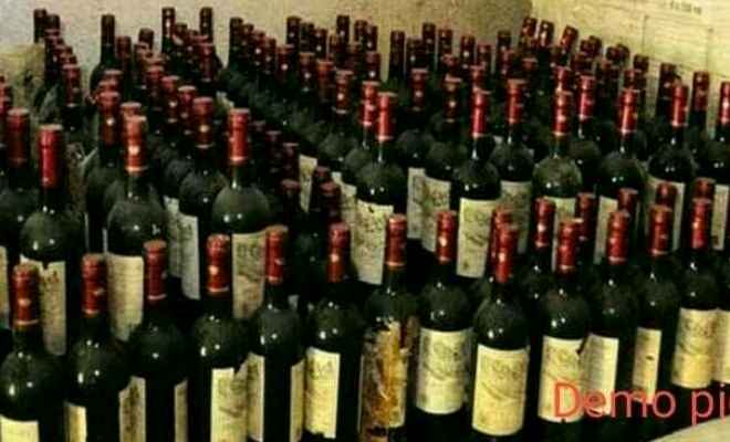 चिरैया पुलिस ने वाहन जांच के क्रम में 128 बोतल विदेशी शराब के साथ कारोबारी को किया गिरफ्तार