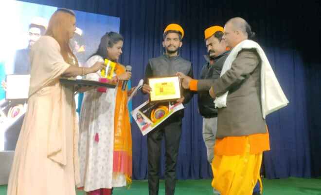 चिरैया प्रखंड के भलुअहिया गांव निवासी आदर्श सिंह को पटना में बिहार रत्न से किया गया सम्मानित