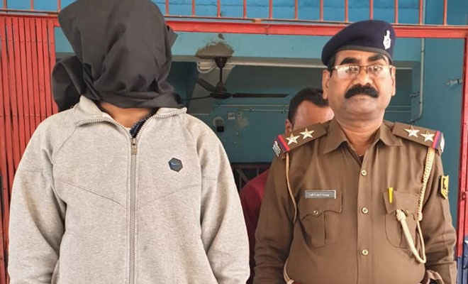 मोतिहारी पुलिस ने बरौनी से हामीद राजा को किया गिरफ्तार,  पुलिस ने कहा- शातिर बदमाश, जिले बदल-बदलकर करता है आपराधिक वारदात