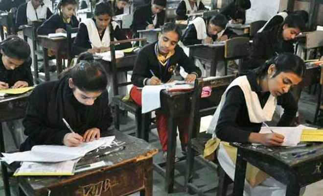 चिरैया के दो परीक्षा केंद्रों पर दूसरे दिन मैट्रिक की परीक्षा में 65 बच्चे रहे अनुपस्थित