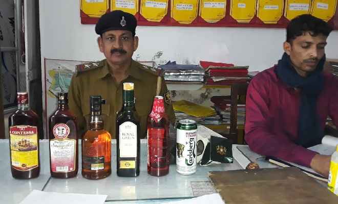 नकटियागंज रेल पुलिस ने आधा दर्जन शराब की बोतल बरामद किया