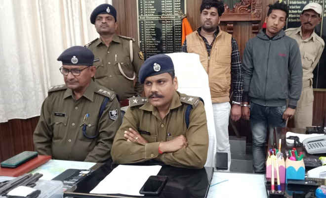 मोतिहारी के पीपरा में पुलिस ने स्कॉर्पियो पर सवार आर्म्स के साथ दो कुख्यात को पकड़ा, दो पिस्टल व कारतूस जब्त