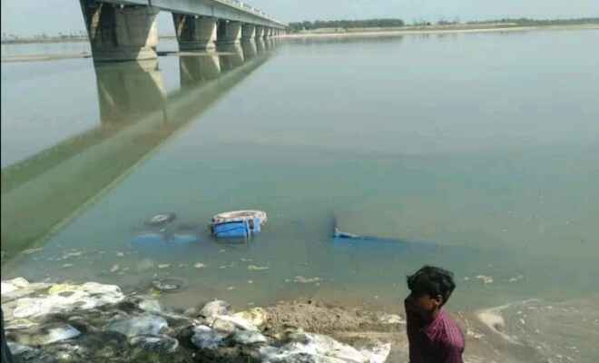 कुशीनगर के नारायणी नदी में ट्रेक्टर-टाली पलटी, कोई नुकसान नहीं