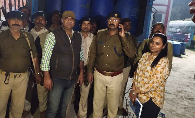 पिपराकोठी में उत्पाद विभाग ने ट्रक पर लदे 44 ड्रम स्प्रिट जब्त की, कन्डक्टर व ­खलासी गिरफ्तार