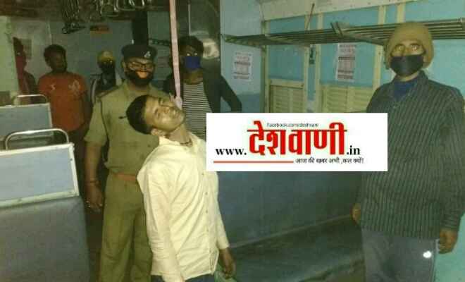 रक्सौल स्टेशन पर ट्रेन की बोगी में मिला फंदे से लटका युवक का शव, जांच में जुटी पुलिस