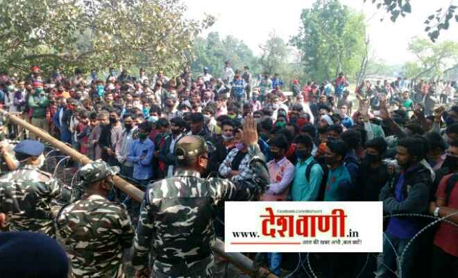 नेपाल से आए भारी संख्या में भारतीय मजदूर, भारत-नेपाल सीमा रक्सौल कस्टम पर लगी लोगों की भीड़