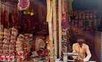 पश्चिम चम्पारण में उड़ रही लॉक डाउन की धज्जियाँ, आज भी खुली रही दुकानें