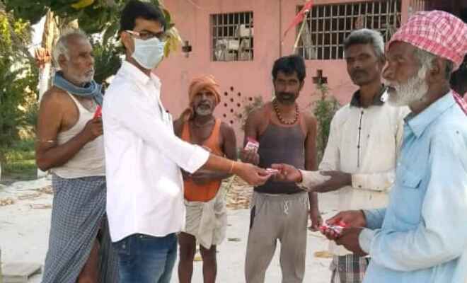 मोखलिसपुर के समाजसेवी गोविन्द सिंह ने कोरोना से बचाव के लिये ग्रामीणो के बीच साबुन का किया वितरण