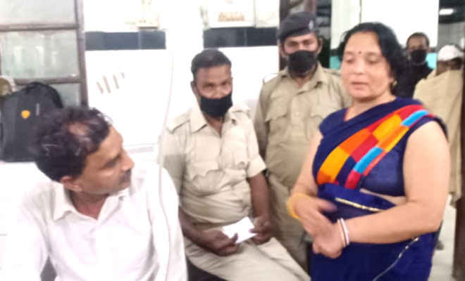 मोतिहारी में छतौनी पुलिस ने सिपाही को किया गिरफ्तार, नशे में पत्नी पर सर्विस रिवाल्वर से गोली चलाने का आरोप