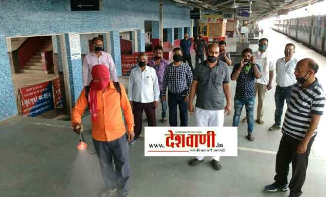 पूर्व मध्य रेलवे के कोरोना योद्धा टीम ने रक्सौल स्टेशन को किया सैनिटाइज
