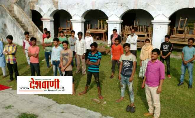 ग्लेज इंडिया कंपनी में काम करने वाले 21 युवकों को छौड़ादानो थाना की सहायता से रक्सौल आपदा केंद्र में लाया गया