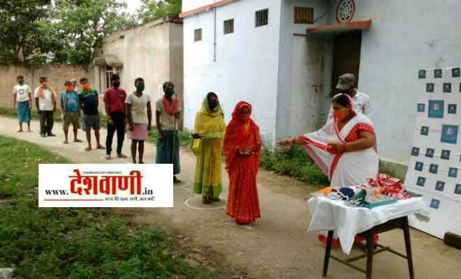 रक्सौल के महदेवा गांव में ड्रीम होम व महदेवा आंगनबाड़ी ने सैनिटाइजर, मास्क व साबुन का किया वितरण