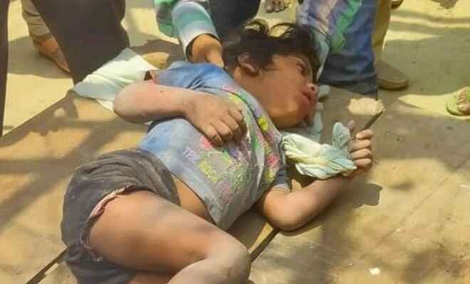 रामगढ़वा में कड़ी मशक्कत के बाद दो दीवारों के बीच फंसे बच्चे को निकाला गया