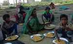 चम्पारण बॉयज मेम्बर व जय माता दी लंगर समिति नरकटियागंज  ने गरीबों की भोजन का व्यवस्था किया