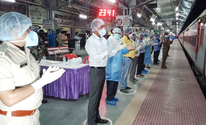 डीएम व एसपी ने बापूधाम स्टेशन पहुंचे प्रवासी कामगारों का ताली बजाकर किया स्वागत