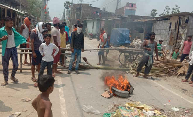 चकिया में मुहल्लेवासियों ने साहेबगंज रोड को दो घंटे तक किया जाम, मुहल्ले में कचरा डंपिंग का किया विरोध
