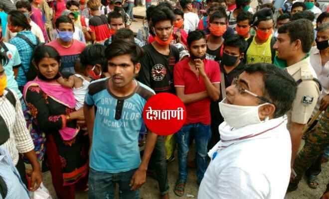 रक्सौल के हजारीमल हाई स्कूल में रह-रहे नेपाली नागरिक एका-एक विरोध करके कैंप से बाहर भाग निकले, अधिकारियों के काफी समझाने के बाद आए वापस