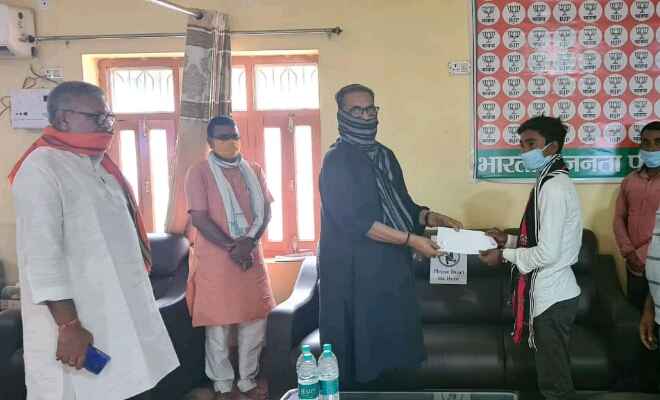 पूर्व केंद्रीय कृषि मंत्री राधा मोहन सिंह ने दसवीं की परीक्षा में राज्य में 9वां और जिले में प्रथम रैंक लाने वाले शुभम कुमार को सम्मानित किया
