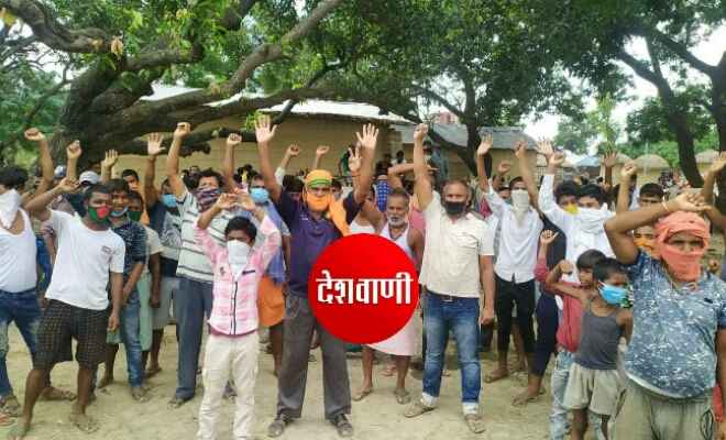 भारत-नेपाल सीमा के पास कोरोना पॉजेटिव लोगों का शव दफनाने को लेकर नेपाल सरकार के विरोध लोगों ने किया विरोध प्रदर्शन