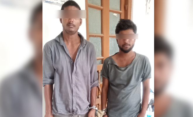 मोतिहारी में एनएच 28A पर पल्सर सवार छोटा बरियारपुर के दो युवकों को पीछाकर पकड़ा, कहा-मोबाइल झपटकर भाग रहे थे दोनों