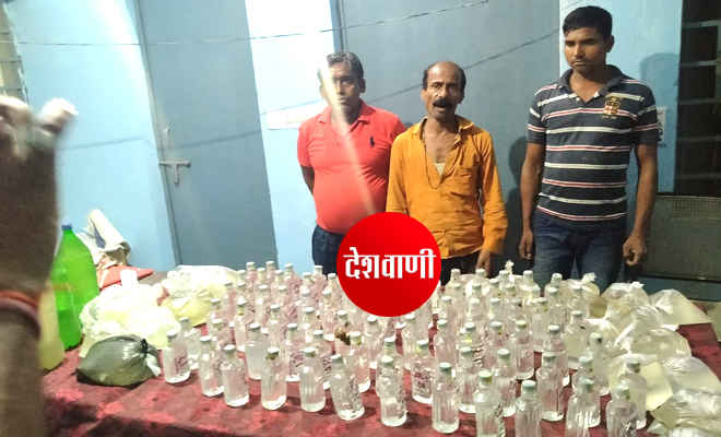 मोतिहारी की नगर थाना पुलिस ने बेलवनवा व बलुआ से शराब कारोबार के आरोप में तीन को पकड़ा, चुलाई व नेपाली शराब जब्त