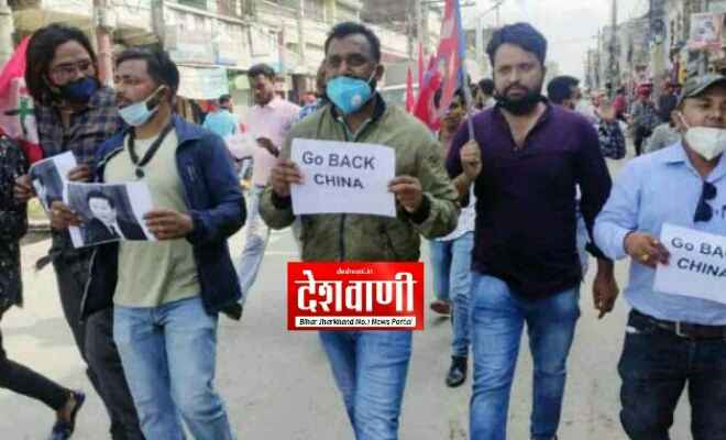 नेपाल विद्यार्थी संघ के कार्यकर्ताओं ने बीरगंज के घण्टाघर चौक पर नेपाल सरकार और चीन के खिलाफ किया विरोध प्रर्दशन