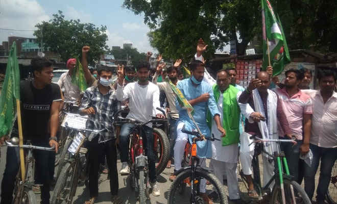 मोतिहारी के पीपराकोठी में डीजल-पेट्रोल की कीमत में वृद्धि को लेकर राजद ने निकाली साइकिल रैली